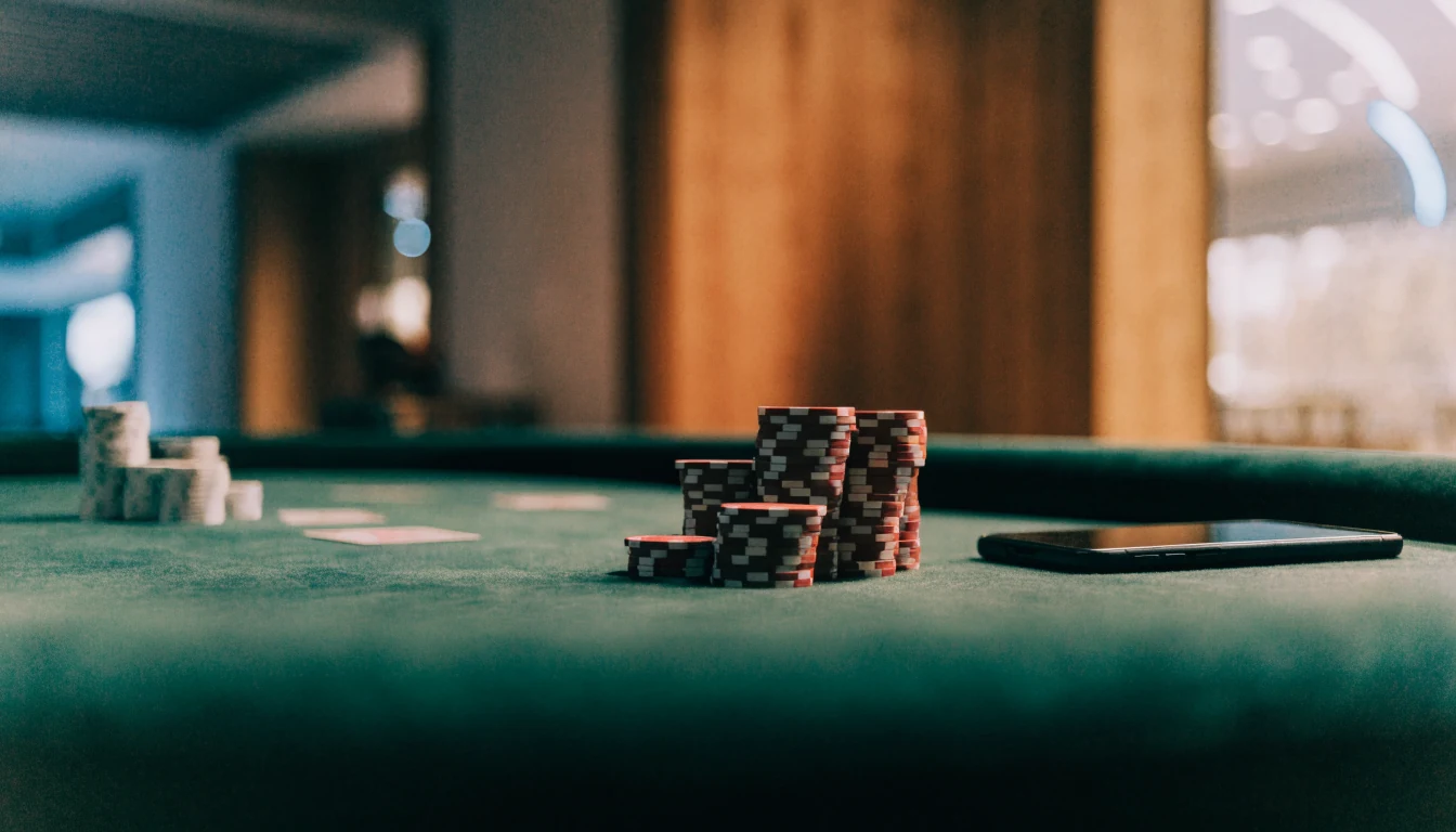 Baccarat-pöytä kasinossa, pelinapit ja älypuhelin